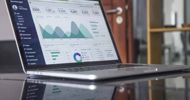 Laptop con dashboard de CRM mostrando pipeline de ventas