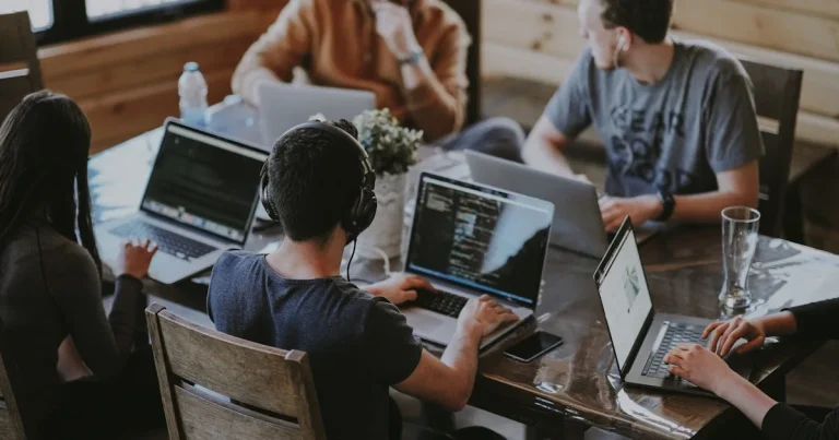 Equipo de trabajo colaborando en procesos de negocio digitales